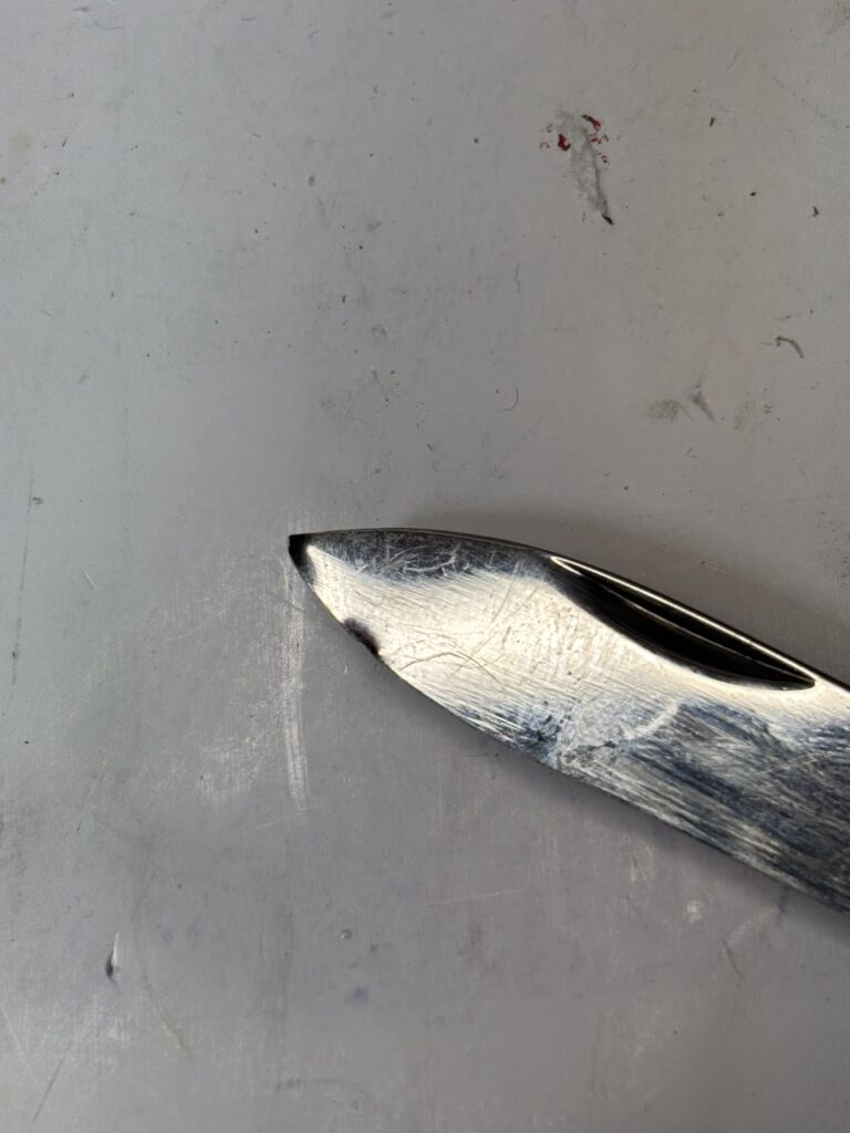 taschenmesser mit deutlich verbogener und beschädigter Spitze